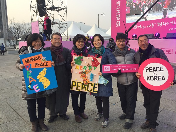 부모님과 함께한 한반도 평화(가운데 김지현 님과 그 왼쪽에는 어머니 김현숙 님과 아버지 김병조 님)