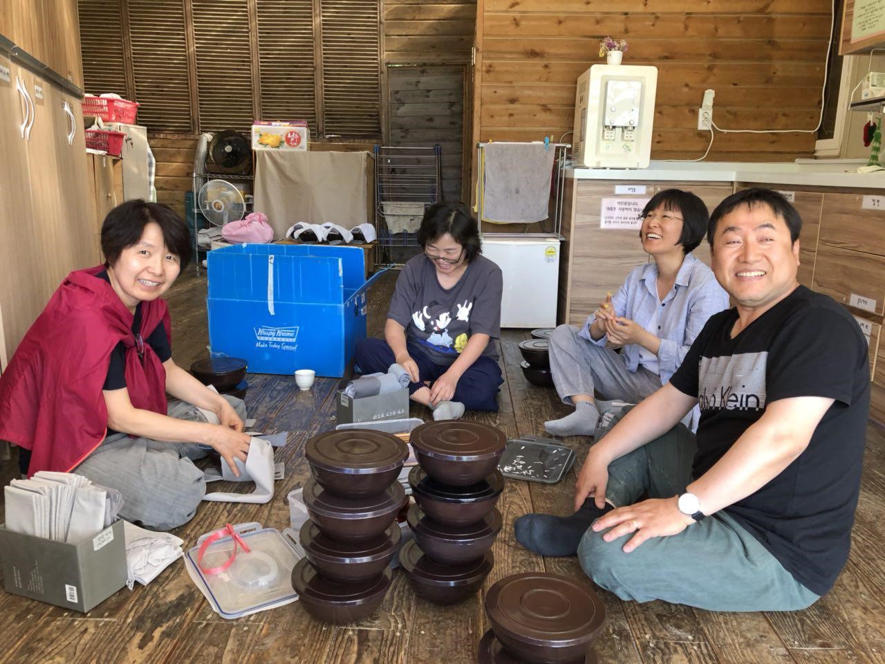 발우에 이름표 스티커 붙이고 있어요.