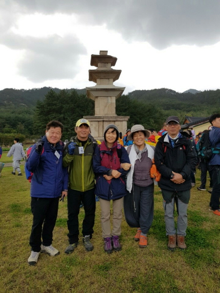 도반들과 함께 한 경주 남산 순례 (오른쪽)