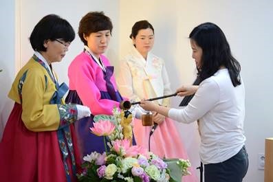 봉축법요식에서 관불의식을 하고 있는 천향숙 님