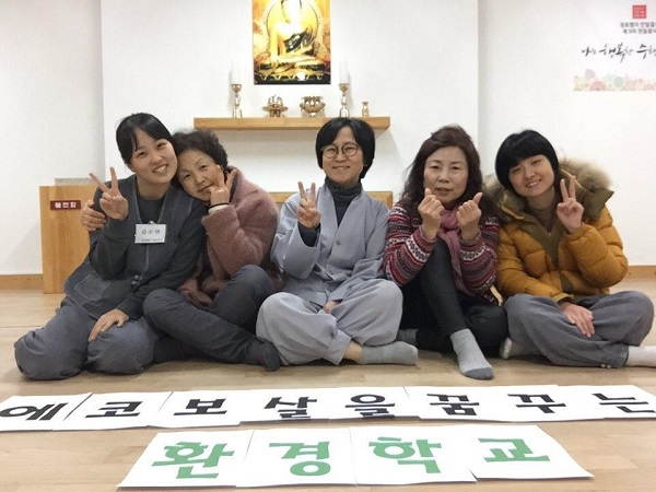 환경학교 진행을 맡은 김소연 님(왼쪽 첫 번째), 참석자 중 김주원 님(오른쪽 두 번째)