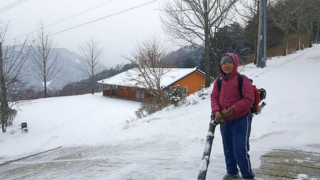  송풍기로 눈 불기