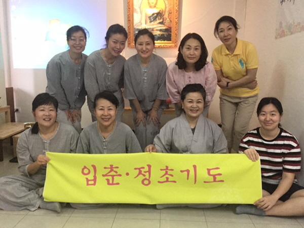 정진 후 단체 사진! (앞줄 왼쪽부터 성미연 님, 홍정혜 님, 황소연 님. 뒷줄 왼쪽 두 번째 최민교 님, 세 번째 김애진 님)