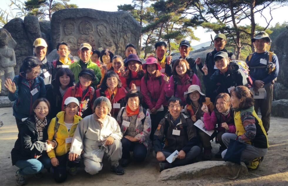 남산순례 (맨 앞줄 우측에서 4번째가 필자)