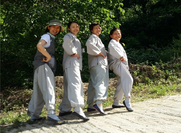 명상수련원 바라지 봉사를 하는 김혜윤 님 (왼쪽에서 두번째)