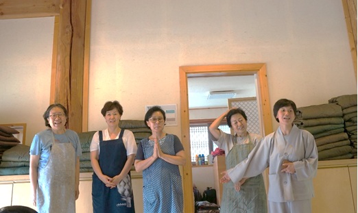 연수원 정근혜 님 (맨 오른쪽)이 수련 참가자들에게 공양 봉사자들을 소개하고 있습니다. (왼쪽부터 최경숙, 김유정, 조선경, 강재연 님)