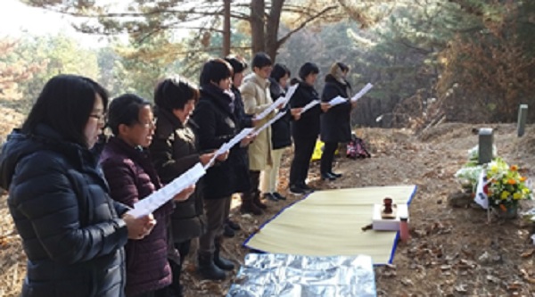 박차정 의사 묘소를 참배하는 모습(왼쪽에서 두 번째 박은주 님)