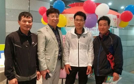 군산 법륜스님과 행복한 대화 강연장에서. 왼쪽부터 김학엽, 이장규, 오상두, 최수영 님