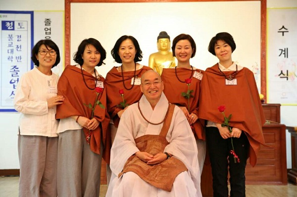  2016년 3월 필리핀 정토회 마닐라법당에서 홍콩불교대학 졸업식-왼쪽 세 번째 김미경 님