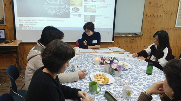 가운데 안경 쓴 분이 담당이신 윤석훈 님. <행복학교>를 진행해갈수록 서서히 마음을 열어갔습니다