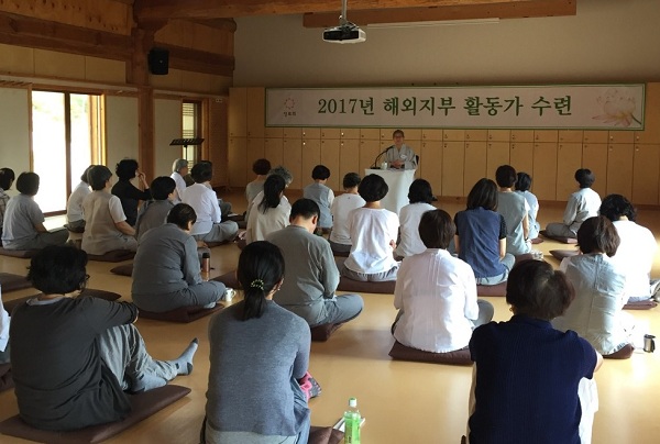 수련 첫날, 무변심법사님을 모시고 정토회 역사를 알아보는 시간을 가졌습니다. 정토회는 어떻게 어떤 목표를 가지고 시작되었는지, 정토회의 방향성과 내 개인의 방향성이 맞는지 확인해보는 소중한 시간이었습니다. 수련 첫날, 무변심법사님을 모시고 정토회 역사를 알아보는 시간을 가졌습니다. 정토회는 어떻게 어떤 목표를 가지고 시작되었는지, 정토회의 방향성과 내 개인의 방향성이 맞는지 확인해보는 소중한 시간이었습니다.