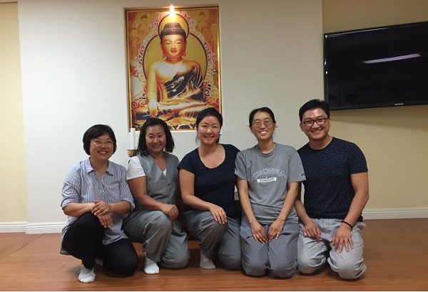 왼쪽부터 LA법당 이원심, OC법당 전은영 부총무, LA정토회 하보경 총무, SD법당 김혜진 부총무, 그 옆에 류창민 님이 인터뷰를 위해 OC법당에 모였습니다. 스마일~^^ 왼쪽부터 LA법당 이원심, OC법당 전은영 부총무, LA정토회 하보경 총무, SD법당 김혜진 부총무, 그 옆에 류창민 님이 인터뷰를 위해 OC법당에 모였습니다. 스마일~^^