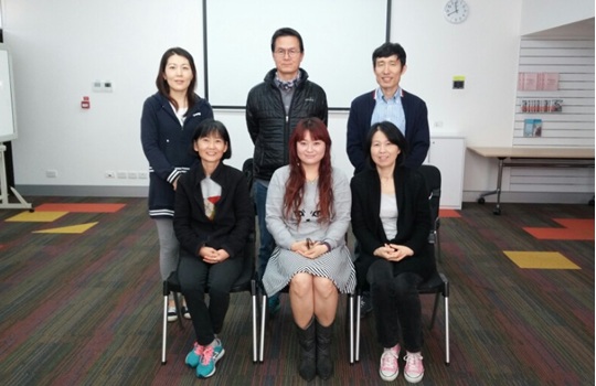 브리즈번 열린법회: 법회를 마치고 다 같이 한 컷~ 앞줄 오른쪽에 브리즈번 열린법회 담당자 엄성현 님, 뒷줄 오른쪽에 남편 이동성 님 브리즈번 열린법회: 법회를 마치고 다 같이 한 컷~ 앞줄 오른쪽에 브리즈번 열린법회 담당자 엄성현 님, 뒷줄 오른쪽에 남편 이동성 님