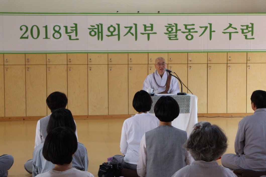 스님 뵈어 기쁜 마음으로 법문 초롱초롱 열심히 듣습니다.