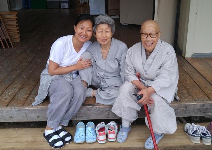 처음부터 문경수련원과 함께해 그 역사를 모두 알고 계신 스님과 보살님 (맨 왼쪽에 최내영 님)