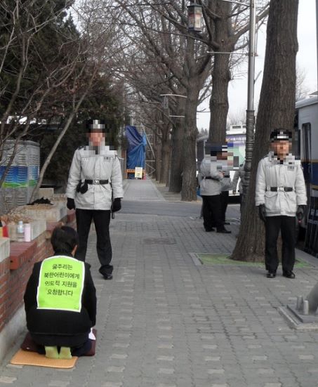 어미의 심정으로 북한의 인도적 지원을 호소하며, 청와대앞 정진기도 중