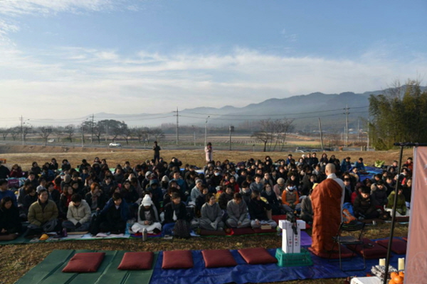 법문을 듣고 있는 도반들의 모습