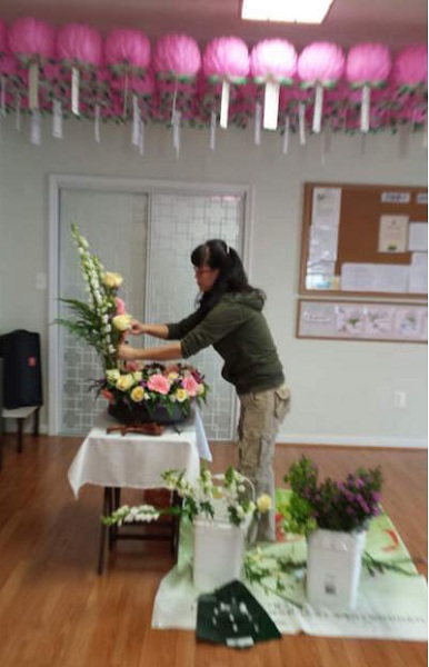 욕불 의식에 쓸 꽃봉사하는 최제인 님