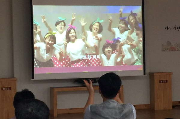경남지부에서 '아모르 정토' 공연 모습을 보고 있는 모습. 현장에서 보는 것보다 훨씬 더 가까이서 비춰주니 신이 나네요. 경남지부에서 '아모르 정토' 공연 모습을 보고 있는 모습. 현장에서 보는 것보다 훨씬 더 가까이서 비춰주니 신이 나네요.
