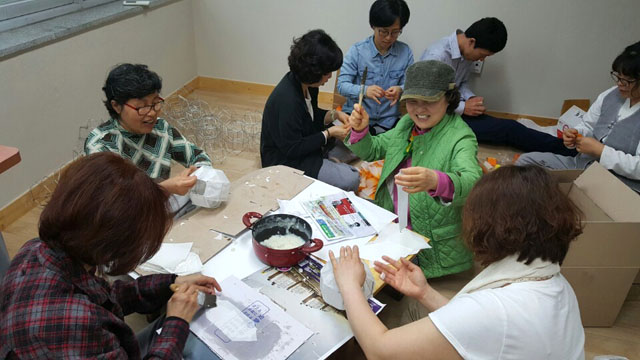 각자의 분야에서 연등 만들기에 열중인 김포법당 도반들의 모습 (연두색 옷, 김미라 님)