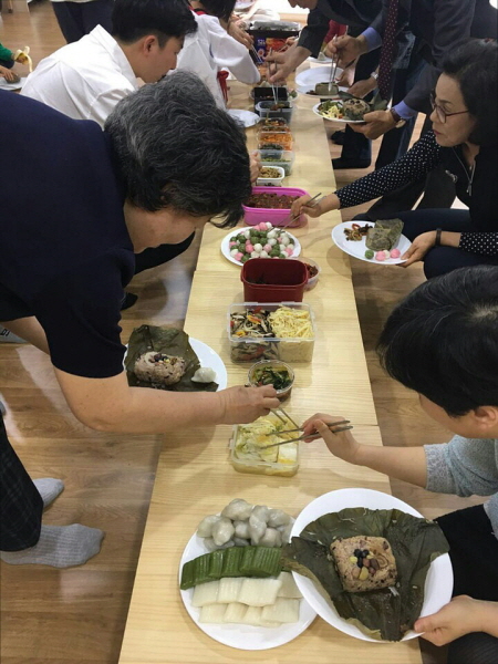 성동정토회 동대문법당 또한 도반들 모두 소박한 반찬 한 가지씩 가져와 연잎밥과 함께 공양했습니다. 불가에서는 아직도 연잎밥이 최고의 음식인가 봅니다. 성동정토회 동대문법당 또한 도반들 모두 소박한 반찬 한 가지씩 가져와 연잎밥과 함께 공양했습니다. 불가에서는 아직도 연잎밥이 최고의 음식인가 봅니다.