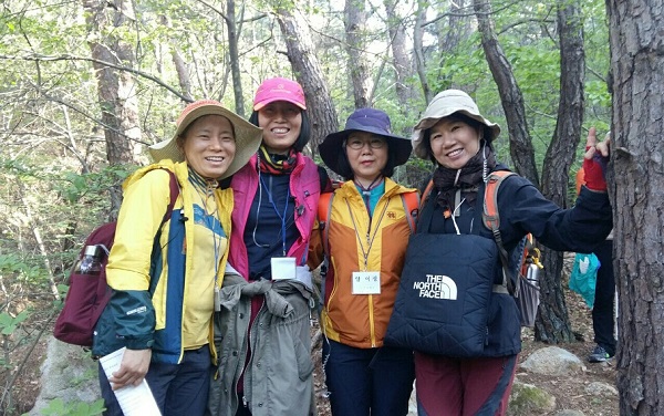 (왼쪽부터) 두 번째 백경, 세 번째 양이정, 세 번째 김이순
주 남산 순례 모습입니다.
