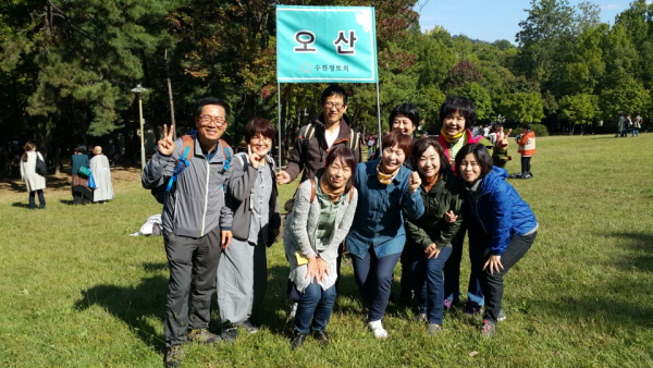 푸른 들판에서 기념사진을 찍은 오산법당 도반들. 푸른 들판에서 기념사진을 찍은 오산법당 도반들.