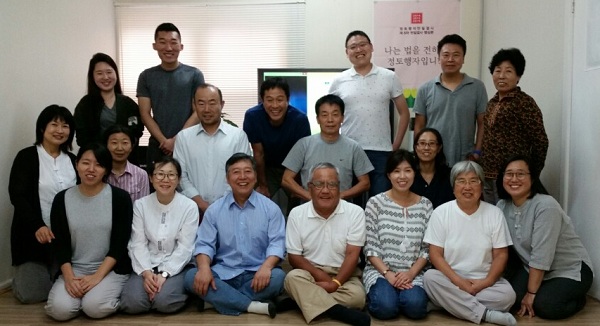 환한 웃음이 아름다운 시드니법당 도반들. 출가재일 법문을 들은 후 모두 모여 한 컷~ 환한 웃음이 아름다운 시드니법당 도반들. 출가재일 법문을 들은 후 모두 모여 한 컷~