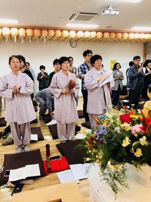 불기 2562년 봉축법요식 집전 모습 (가운데가 김진희 님)
