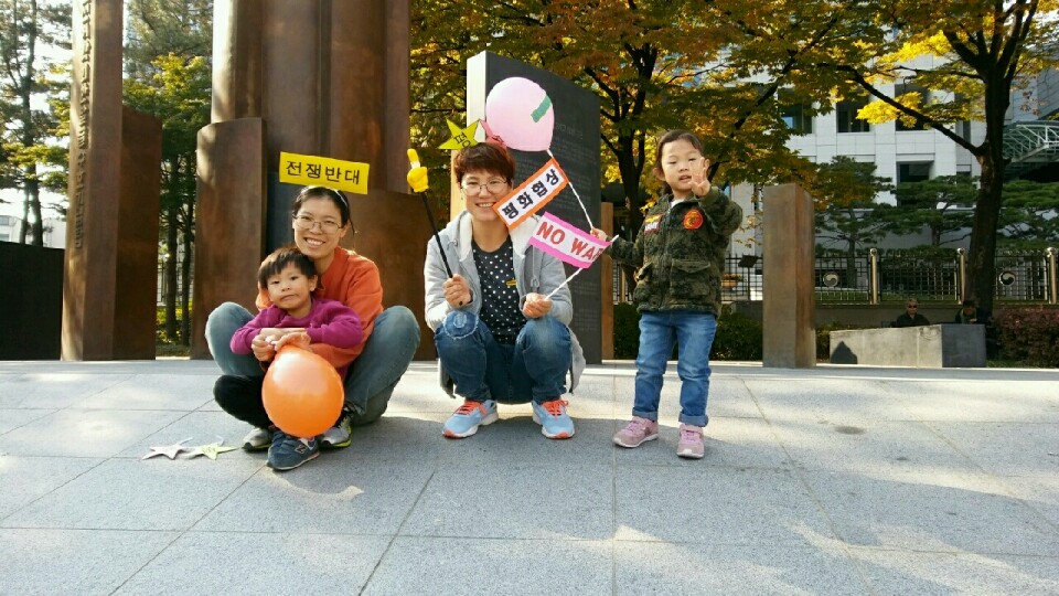 전쟁반대 평화협상 집회 중에서 아이와 함께