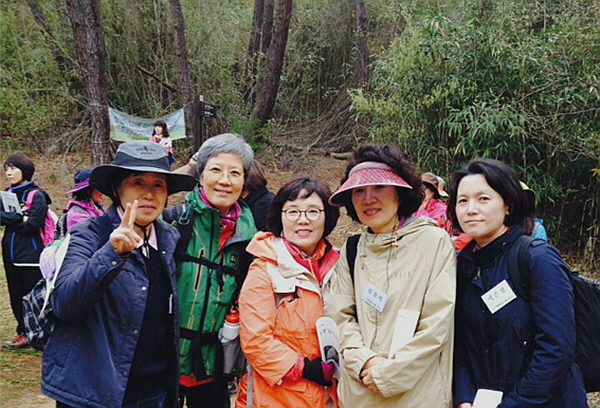 경주 남산 순례, 가운데가 이연주 님