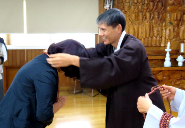 대구법당에서는 묘당법사님께서 신규 입재자를 환영하셨습니다. 대구법당에서는 묘당법사님께서 신규 입재자를 환영하셨습니다.
