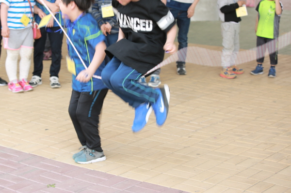 펄쩍펄쩍 줄넘기를 하면서 유쾌하게 뛰어놀았던 남자 아이들.