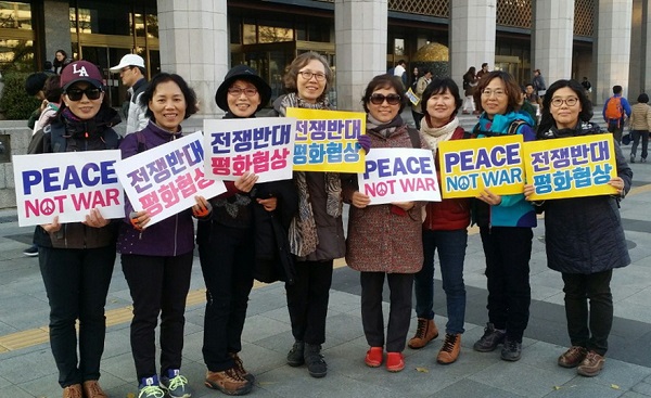 광화문광장에서 평화통일을 염원하며! 왼쪽에서 두 번째가 박영애 님