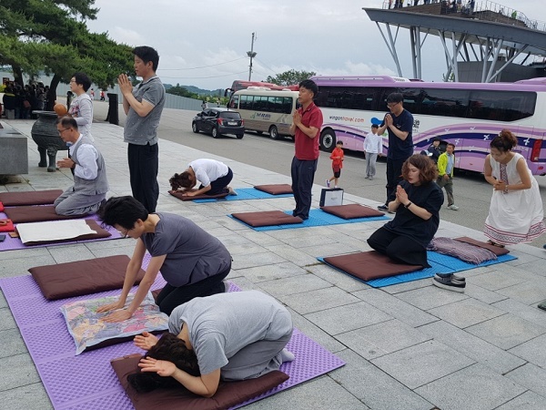 한반도 평화협정 체결 기원기도 (뒷줄 가운데-빨간 티셔츠)