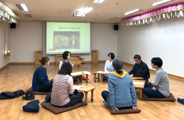 환경학교 수업에 적극적으로 참여하는 도반들의 모습