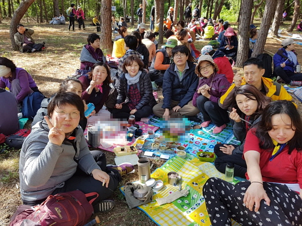 2017년 가을 불교대학 도반들과 함께한 남산순례. 오른쪽에서 네 번째가 한영옥 님