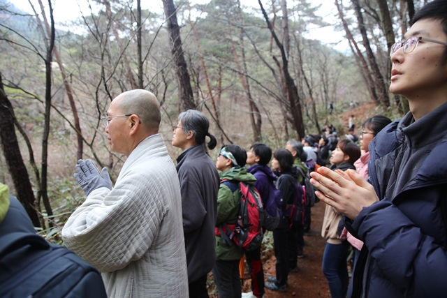 용장사지 삼층석탑을 우러러보며 이 땅에 전쟁이 없기를, 평화통일을 이루기를 발원합니다.