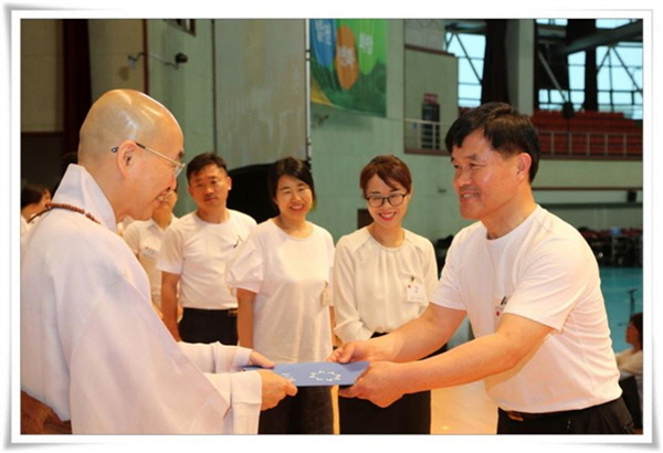 경전반 졸업식에서 개근상 받는 유효근 님