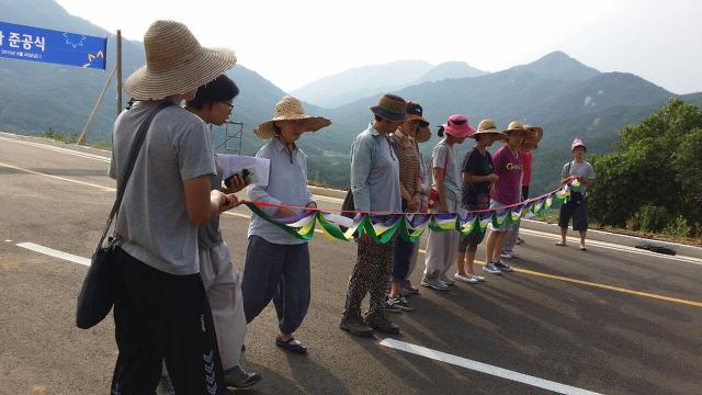 신도로 준공식을 준비하는 수련원 식구들