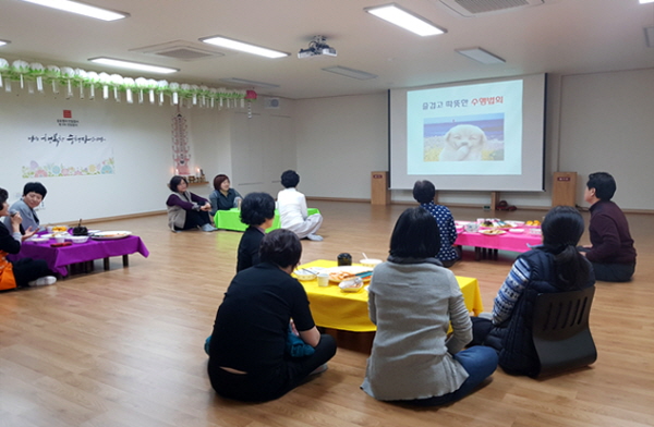 '즐겁고 따뜻한 수행법회'를 만들자며 간담회를 여는 장면