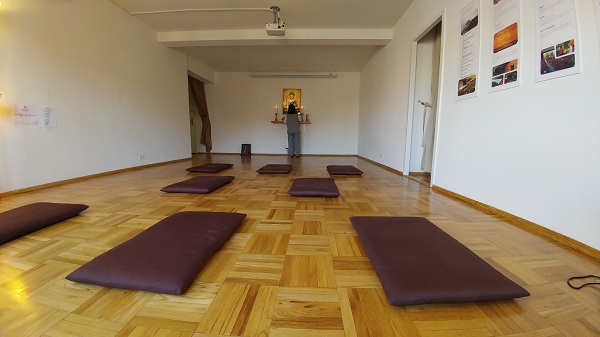 비어있던 법당 안을 김민선 님이 방석과 촛불로 채워줍니다. 