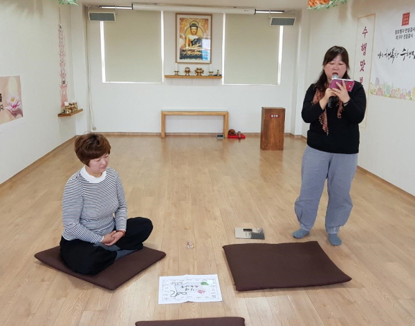 왼쪽부터 유화미 님과 노래하는 손형경 님. 인생 부루마불을 하면서 서로에 대해 알아가는 즐거운 시간이었습니다.