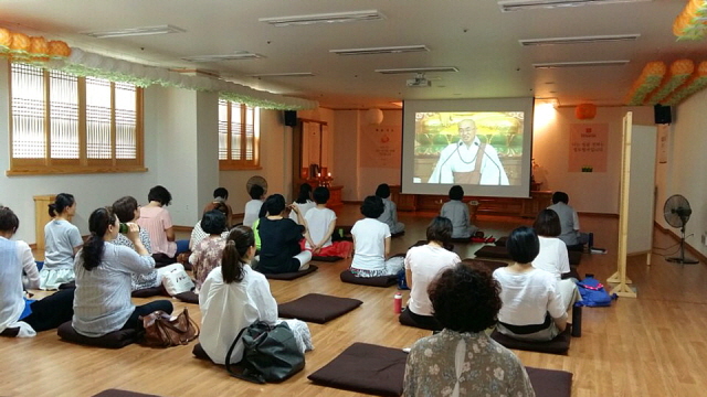 “…그런데서, 우리들의 일이라는 것은 마치 보이지 않는 미물들, 지렁이들처럼 우리 사회를 좀더 아름답게, 지혜롭게 정의롭게 하는 것이예요. 이것에 대한 자긍심이 있어야 한다. 그래야 남편이 뭐라 그러던, 애들이 뭐라 그러던, 주변이 뭐라 그러던 자신이 덜 구애를 받지요. 결국은 그 사람들이 뭐라고 해서 못하는 게 아니라, 내가 확연하지 못하기 때문에 회의가 드는 것이다.” 지도법사님의 말씀은 담당자와 팀장을 맡아 고단했던 활동가들의 마음을 다정하게 달래 주었습니다. 