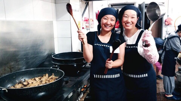 부처님께 올리는 공양을 만드는 바라지장 (왼쪽이 최내영 님)
