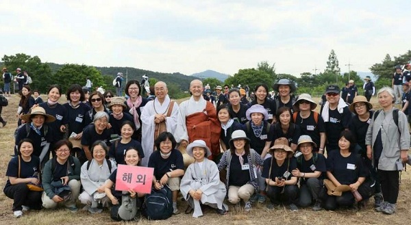 해외 통일의병들과 함께, 왼쪽 둘째줄 세 번째가 추희숙 님