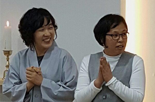 불사팀 담당자 강승연 님 (좌), 하남법당 수행법회 주간담당자 하연실 님(우)