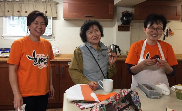 소녀 같은 미소가 아름다운 봉사자들