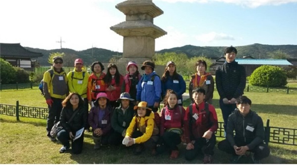 불교대학 경주 남산 순례 (윗줄 왼쪽에서 첫 번째 송명철 님)