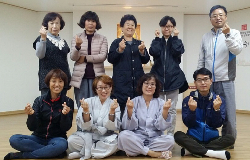 봄불교대 수업 후(아래줄 맨 오른쪽 부터 류한식 님, 김신형 님, 뒷줄 왼쪽 두번째 장정자님)